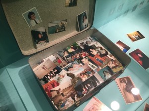 La valigia di Amy contenente foto di famiglia