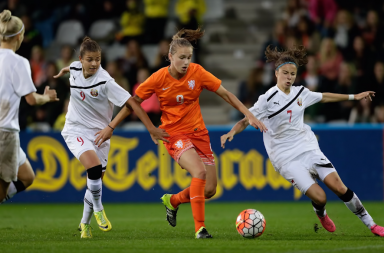 Youtube - PwC - PwC staat achter de OranjeLeeuwinnen bekijk hier het verhaal van voetbalster Vivianne