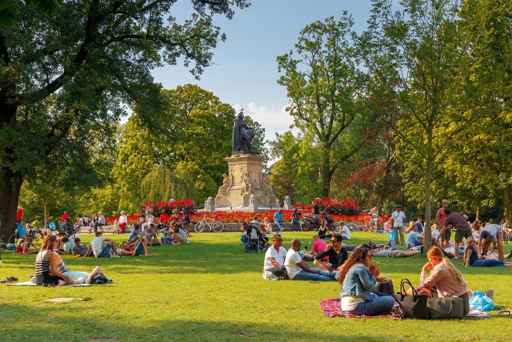 drink in the park
